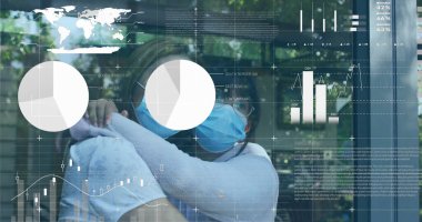 Cam bölmede, dijital çizelgelerle koruyucu maskeler takan Çinli kadın ve çocukları kucaklamak. Aile, bağlantı, teknoloji, çevre, güvenlik, modern, sağlık