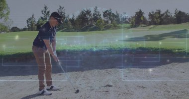 Golf sopası ve golf topuyla sığınakta golf sopası sallayan golfçüyü hazırlamak. Atletik, boş zaman, açık hava, manzara, rekabetçi, canlı, doğal