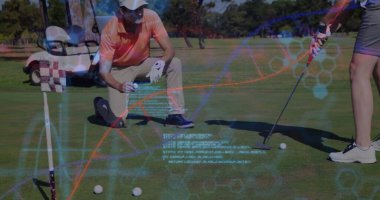 Diz çöken eğitmen, golf sopası tutan yeşil kadını holografik verilerle aynı hizaya getiriyor. Golf, akıl hocalığı, analitik, spor, açık hava, hassasiyet, teknik