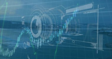 Su üzerinde eşmerkezli holografik halkalar, veri panelleri, çizgi çizelgeleri ve şebeke örtüsü gösteriliyor. Futuristik, teknoloji, finans, görselleştirme, deniz, dijital, yenilik