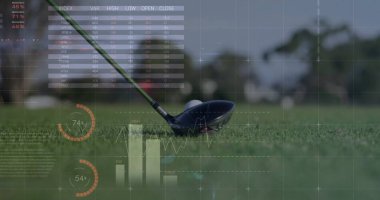 Golf sopasının kafası, şeffaf hisse senedi verileri eşleşerek golf sahasındaki çimlerin üzerinde dinleniyor. Teknoloji, spor, finans, modern, rekabetçi, açık hava, hassasiyet