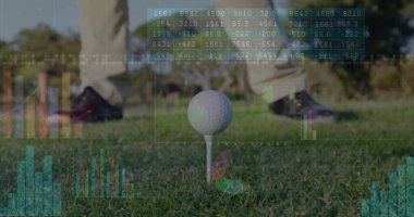 Golf topunu golf sahasında bej pantolonlu, siyah ayakkabılı, veri kaplamalı olarak görmek. Atletik, hassas, teknoloji, açık hava, spor, performans, analiz