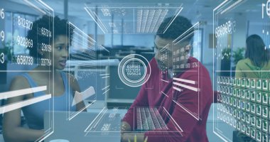 AR kaplamalarını çalışmak, kırmızı kazaklı bir adam, açık planlı bir ofiste kahve fincanı, fotokopi odası. Teknoloji, yenilik, işbirliği, fütüristik, çalışma alanı, veri görselleştirme, profesyonel