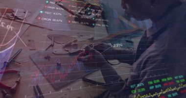 Sweatshirt 'lü bir zanaatkar tezgahta aletler ve stok grafikleriyle ahşap parçaları birleştiriyor. Sanatçılık, yenilik, teknoloji, kesinlik, hobicilik, yaratıcılık, çalışma alanı