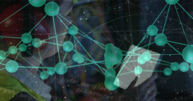 Güvenlik yeleği giyen bir kadın kontrol odasında akıllı telefona danışıyor. Deniz mavisi ağı ve kod kaplamalı. Teknoloji, yenilik, analitik, dijital, siber güvenlik, iletişim, sanayi