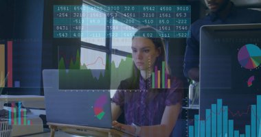 Ofiste mor bluz giyen bir kadının dizüstü bilgisayardaki verilerini analiz ederken, meslektaşları da çizelgeleri inceliyor. Analizler, işbirliği, yenilik, teknoloji, üretkenlik, profesyonel, modern