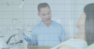 Mavi önlüklü danışman dişçi hasta muayene odasında. Profesyonel, sağlık, klinik, hijyen, muayene, tıbbi, oral