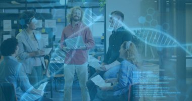 DNA hologramı eşleşmesi ile açık planlı ofiste fikir alışverişinde bulunan beş profesyonel. İşbirliği, yenilik, takım çalışması, modern, teknoloji, çalışma alanı, beyin fırtınası