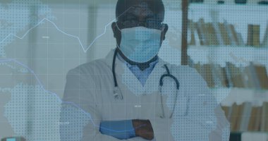 Ofiste steteskop ve raflarla laboratuvar önlüğü, maske ve gözlük takan ayakta duran bir doktor. Tıbbi, sağlık, profesyonellik, danışma, klinik, tanı, çağdaş