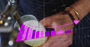 Barmen, bar tezgahında bira fıçısına bira dolduruyor. Tablo kaplamalı. Sanatçılık, konukseverlik, modern, ticari, kentsel, canlı, başarı