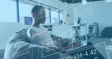 Ofisteki koltukta dizüstü bilgisayar kullanan beyaz tişörtlü kadın. UI panelleri var. Teknoloji, yenilik, işbirliği, modern, çalışma alanı, gündelik, dijital