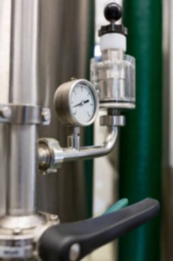 İçki imalathanesindeki makinelere gösterge girdabına yakın çekim