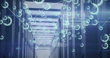 Veri merkezi koridoru, yanıp sönen sunucu rafı LED 'leri ve turkuaz ağ kaplaması ile gösteriliyor. Teknoloji, siber güvenlik, dijital altyapı, endüstriyel, ağ oluşturma, modern, yenilik