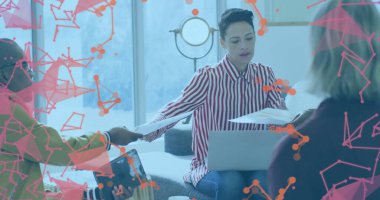 Çizgili tişörtlü kadını dizüstü bilgisayarlı, tabletli, ağ kaplamalı iş arkadaşına teslim etmek. İşbirliği, takım çalışması, modern, gündelik, teknoloji, ağ oluşturma, iletişim