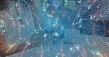 İki meslektaş toplantı odasında kahve fincanları ve akıllı telefonla şifreli para kaplamasını tartışıyor. Finans, işbirliği, modern, teknoloji, profesyonel, yenilik, ağ