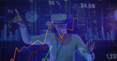 VR kulaklık takan siyahi kadını araştırmak, veri merkezindeki holografik finansal verileri izlemek. Teknoloji, yenilik, veri görselleştirme, dijital, fütüristik, fintech, dalgın