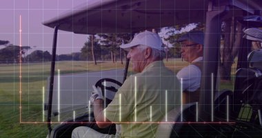 Golf sopaları ve eldivenleriyle manikürlü çim yolu boyunca golf arabasının direksiyonunu saran baba ve oğul. Açık hava, boş zaman, akıl hocalığı, bağlantı, kırsal alan, uyum, eğlence