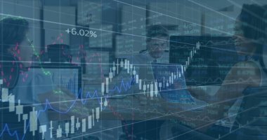 Oturan finans ekibi, modern ofisteki monitörlerin yüzen stok grafikleriyle verilerini analiz ediyor. İşbirliği, üretkenlik, dijital, teknoloji, analitik, kurumsal, çalışma alanı