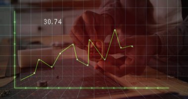 Ekose gömlekli bir adam atölyedeki şebeke kaplamalı minder kesmek için kalibre kullanıyor. Sanatçı, mühendislik, hassasiyet, aletler, üretim, prototip, teknik