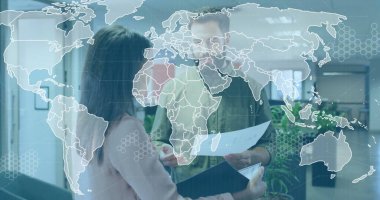 Ofisteki meslektaşlarım, basılı belgeleri haritanın altında incelerken ofis içi, pano ile örtülüydü. İşbirliği, takım çalışması, şirket, strateji, iletişim, yenilik, üretkenlik