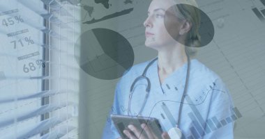 Klinisyen steteskoplu önlük giyiyor, klinikteki panjurlarla tablet tabletlerdeki veri tablolarını inceliyor. Sağlık, analitik, teknoloji, klinik, yenilik, profesyonellik, dijital