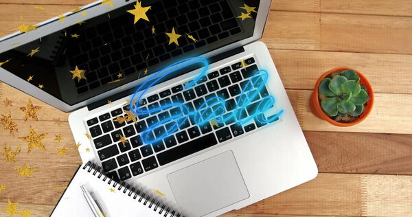 Неоново-голубая накладка Sale, серебряный ноутбук, сидящий на деревянном рабочем столе, со звездами. Технологии, рабочее пространство, минимализм, цифровой маркетинг, производительность, предприятие, современный