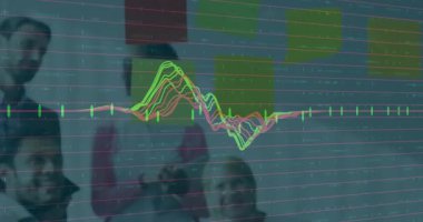 Cam levhada dalga biçimi grafikleri değişiyor. Teknik ekip tablet dönüşlü ekrandaki verileri izliyor. İşbirliği, yenilik, veri görselleştirme, takım çalışması, teknoloji, ticaret, strateji
