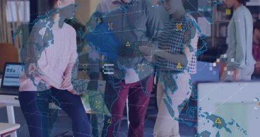 Genç kız yeşil sayfayı adama veriyor. Tabletteki iş verilerini tarıyor. Kadın haritayı örtüyor. İşbirliği, takım çalışması, veri analizi, dijital teknoloji, modern işyeri, profesyonel, iletişim