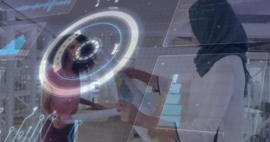 Laboratuar tasarımcılarının çizimleri hologramlı bölgeleri gösteriyor. İşbirliği, yenilik, fütüristik, dijital, mühendislik, çalışma alanı, takım çalışması