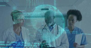 Tablet kullanan ve veri incelemesi için 3D küresel yayın kodunu hızlandıran üç tıp uzmanı. Sağlık, teletıp, yenilik, işbirliği, analiz, dijital, teknoloji