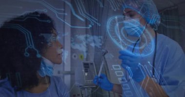 Brifingden sonra, hemşire teşhis sürecini vurgularken boğaz çubuğu topluyor. Tıbbi, tanı, fütüristik, klinik, sağlık, teknoloji, danışma