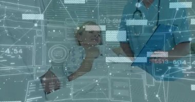 Kıdemli hekim giriş yapıyor, bileğini ovuştururken kıdemsiz doktor yaşam belirtilerini izliyor. Tıbbi ekip çalışması, dijital sağlık, klinik muayene, sağlık izleme, hasta bakımı, sağlık hizmetleri teknolojisi, hastane ortamı