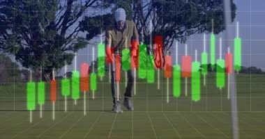 Golfçü yeşil aktifleştiren şamdan şemasına yaklaşıyor. Çömelmiş top hizalanarak atış yapıyor. Spor, hassasiyet, analiz, açık hava, boş zaman, strateji, odaklanma.