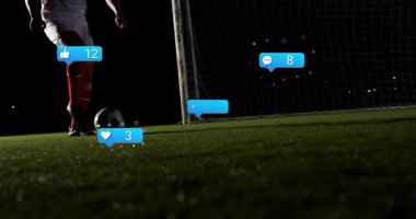 Erkek futbolcu geceleri topa vurarak sosyal medya ikonlarının nişan almasını sağlıyor. Sporcu, oyun, minimalist, spor, açık hava, enerjik, dinamik