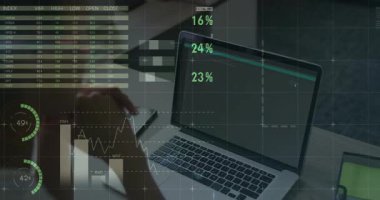 Finansal ölçümleri inceleyen ve kalemi çoklu çizelge ve harita animasyonu olarak aşağı çeken bir kadın eli. İş, veri, analiz, teknoloji, sunum, analitik, finans