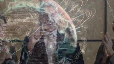 Dönen dünya, ağ simgelerini gözler önüne seriyor iş dünyasından profesyonelleri alkışlayarak zaferi kutluyorlar. Diplomasi, işbirliği, yenilik, başarı, takım çalışması, şirket, liderlik