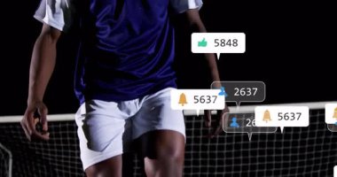 Kamera geri çekilirken, futbol oyuncusunun top inerken nişan aldığını gösteren ikonlarıyla ortaya çıktı. Sporcu, dijital, dinamik, spor, profesyonel, hareket, eğlence