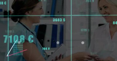 Hastanın dosyalarını inceleyen profesyonel bir tıp uzmanı. Sonra da mali durum raporu için el sıkışıyorlar. Sağlık, danışma, profesyonellik, analitik, veri, finans, klinik