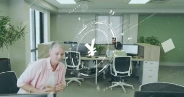 Takım lideri kahve alıyor ve meslektaşlarına yürüyor. İç görü için yükselen finans tablolarına işaret ediyor. İşbirliği, veri analizi, takım çalışması, ofis ekolü, modern çalışma alanı, iş toplantısı, üretkenlik