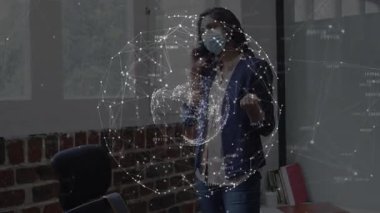 Kadın profesyonel ofise iş görüşmesi yapıyor, veri sohbeti için sinyal şebekesi örtüşüyor. Şirket, iletişim, bağlantı, dijital, modern, işbirliği, teknoloji