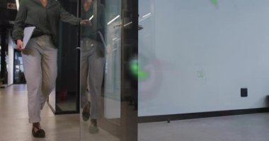 Yeşil teknoloji simgeleri sürdürülebilirlik gösterirken iş kadını cam kapıyı açıyor. Kurumsal, yenilikçi, gelecekçi, çevreci, profesyonel, sürdürülebilir, minimalist