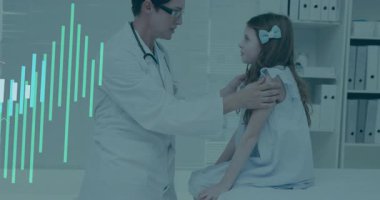 Tıp doktoru hastaya el sürerken kollarını çeviriyor ve dalga boyu genişlerken güven veriyor. Sağlık, teşhis, tıbbi, teknoloji, hasta bakımı, meslek, sağlık