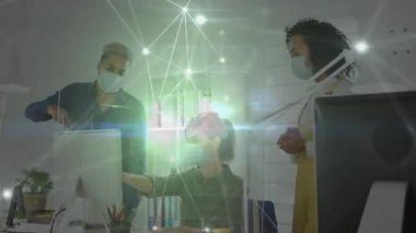 İş planlama, ekrana dokunma ve ağ kaplaması oluşturma konularını tartışan profesyoneller. İşbirliği, takım çalışması, teknoloji, yenilik, analitik, bağlantı, modern