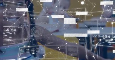 Bakıcı, dijital olarak eğitime ışık tutarken bebeğe dokunmayı öğreten bir kitap açıyor. Eğitim, bakıcılık, çocukluk, gelişme, öğrenme, çocuk odası, ilk yıllar