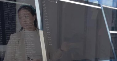 Teknisyen cam diyagramını işaret ederek kod örtüsü oluşturarak resimleme kavramını geliştirdi. Profesyonel, işbirliği, yenilik, dijital, fütüristik, eğitim, iletişim