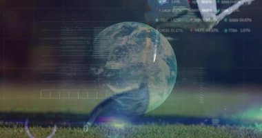 Eldivenli el topu golf sopasının üzerine indiriyor. Bu da sopa kafasının sallanmasına ve dalgalı veri analizlerinin örtüşmesine neden oluyor. Teknoloji, spor, yenilik, dijital, analitik, açık hava, hassasiyet