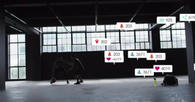 Çatı katında top sürüp savunma yapan antrenman ortakları basketbol sahasını su bastığını bildiriyor. Spor, atletizm, şehir, yaşam tarzı, enerji, hareket, çağdaş