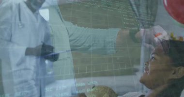 Hastaneye giriyoruz, doktor çocuk hastaya BP kelepçesi takıyor ve hayati göstergeleri canlandırılmış grafiklerle gösteriyor. Tıbbi, pediatrik, sağlık, tanı, izleme, sakin, şefkatli