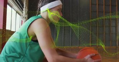 Spor salonundaki kadın teknik eğitim sırasında yeşil parçacık kaplamaya başlıyor. Sporcu, fitness, teknoloji, dijital, yenilik, odak, enerji