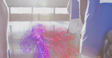 Yürüyen oyuncular dönen parçacıklar forma 4 'ten fırlıyor, forma 7 antrenman için topu topluyor. Sporcular, takım çalışması, dinamik, spor giyimi, hareket, enerji, rekabet